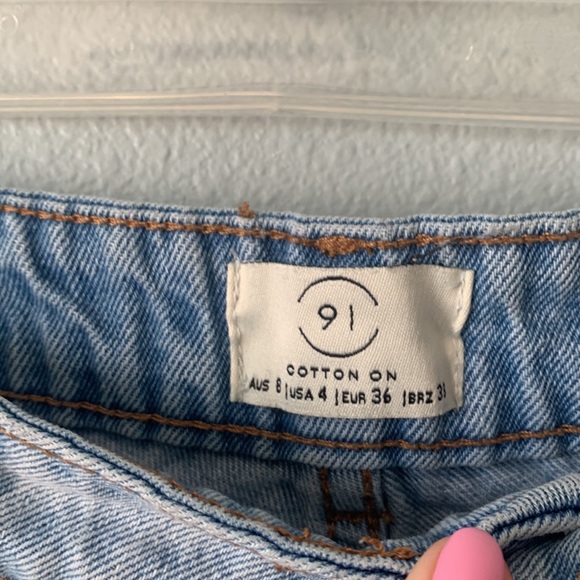 Light wash mixed media bandana pattern Cotton On frayed hem denim shorts! - Picture 5 of 6